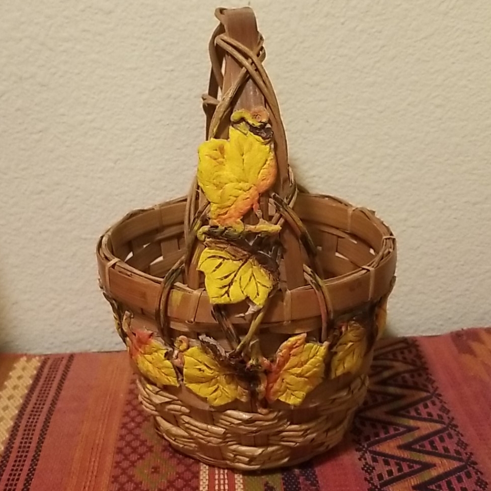 Decorative wicker basket